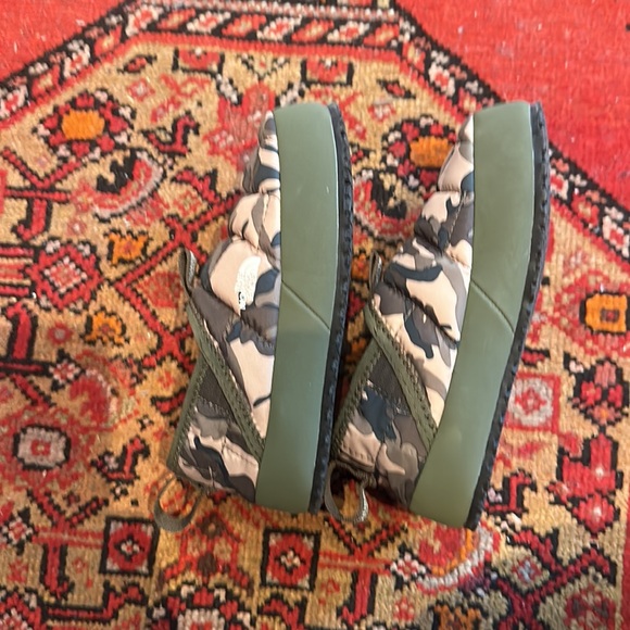 Kids north face slippers - Picture 3 of 3
